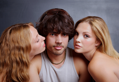 הוא יוצא עם מישהי אחרת